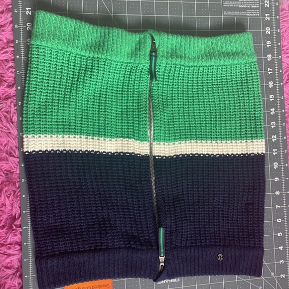 Lululemon falling Freely Color Block Neck Warmer - Picture 2 of 5